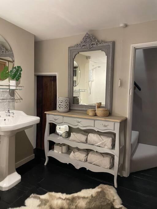 Entire Georgian Luxury Home - 3 Storey- High St Henley-In-Arden -Two Bedrooms-Sleeps 4 エクステリア 写真